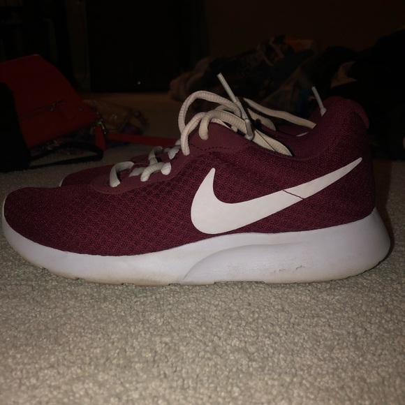 maroon nike shoes roshe